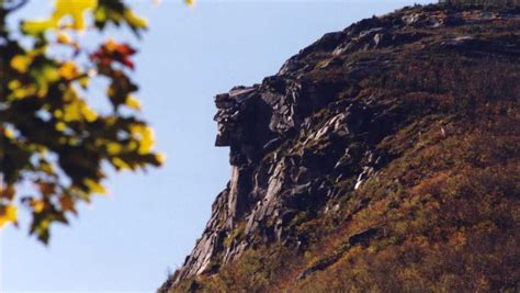  The Old Man and the Mountain - A Tale of Resilience, Wisdom, and Unexpected Treasures Hidden Within Nature!